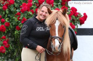 Christina Nunnenkamp mit einem Islandpferd